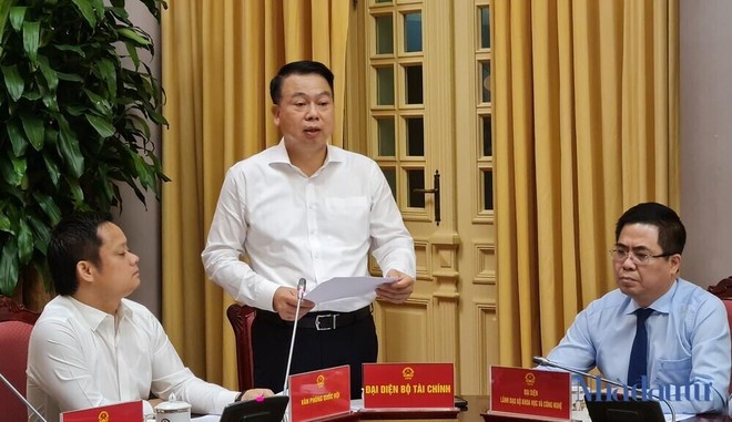 Thứ trưởng Bộ Tài chính Nguyễn Đức Chi trả lời báo chí.