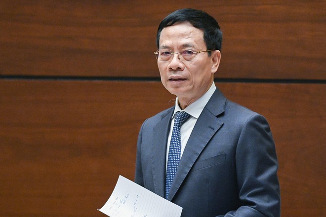 Bộ trưởng Bộ Thông tin và Truyền thông Nguyễn Mạnh Hùng trả lời chất vấn sáng 4/11.