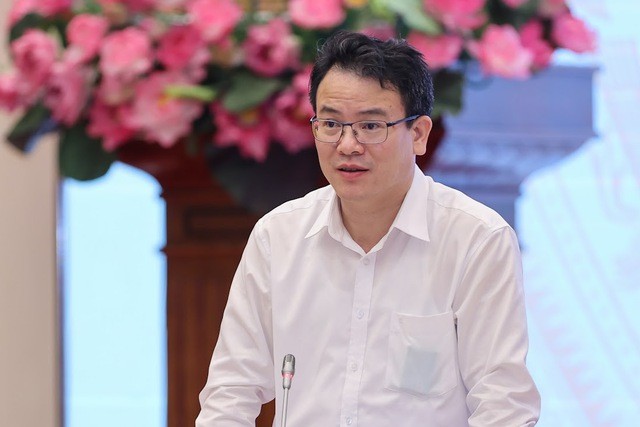 Thứ trưởng Bộ Kế hoạch và Đầu tư Trần Quốc Phương phát biểu tại họp báo Chính phủ chiều 3/4.
