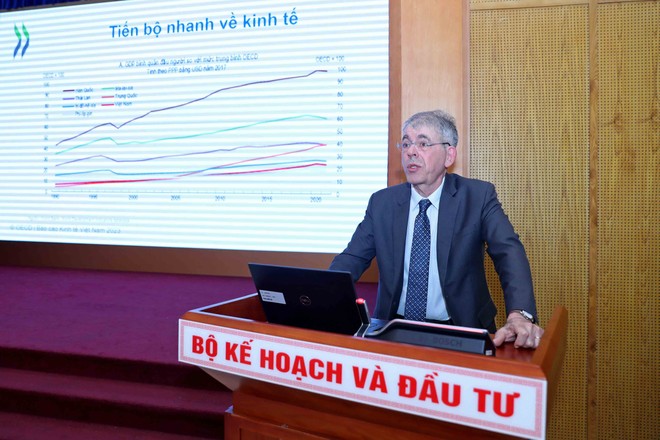 Ông Koen Vincent, Phó Vụ trưởng kinh tế của OECD trình bày Báo cáo Kinh tế Việt Nam 2023 sáng 26/4 (Ảnh: MPI)