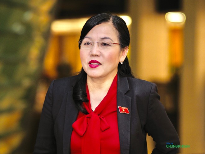 Bí thư Tỉnh uỷ Thái Nguyên - bà Nguyễn Thanh Hải trả lời báo chí bên hành lang Quốc hội sáng 24/6 (Ảnh: M.Minh)