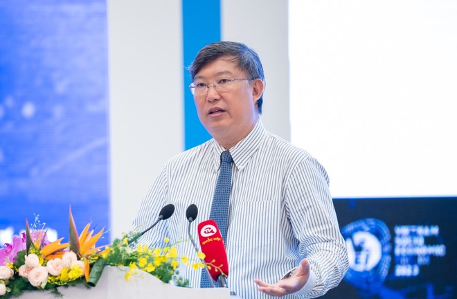  Ông Nguyễn Xuân Thành, chuyên gia chính sách công, Trường Chính sách công và Quản lý Fulbright, Đại học Fulbright Việt Nam trình bày tham luận.