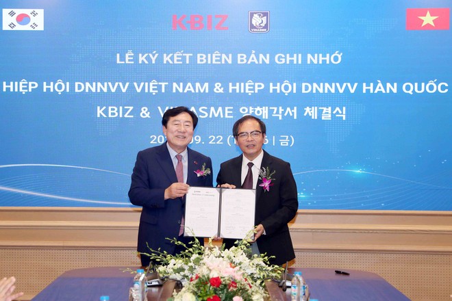 Ông Ki-Mun Kim (trái), Chủ tịch Hiệp hội DNNVV Hàn Quốc và ông Tô Hoài Nam, Phó Chủ tịch Hiệp hội DNNVV Việt Nam tại Lễ ký kết chiều 22/9 (Ảnh: MPI)