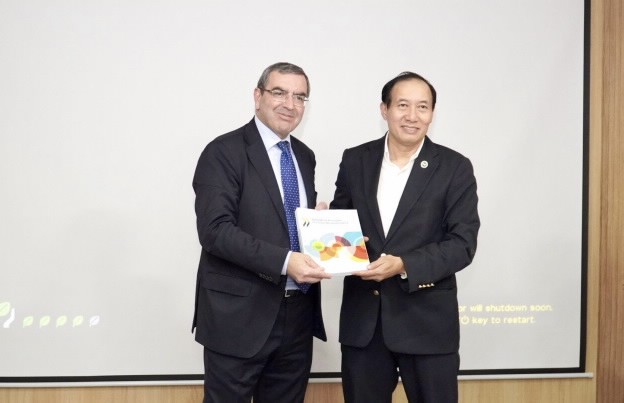 Ông Phạm Hồng Sơn, Phó chủ tịch UBCKNN (bên phải) tiếp nhận Bộ nguyên tắc quản trị công ty sửa đổi năm 2023 từ ông Carmine Di Noia - Giám đốc Tài chính và Doanh nghiệp, OECD