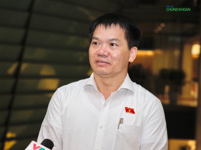 Đại biểu Dương Khắc Mai trả lời báo chí bên hành lang Quốc hội (Ảnh: M.Minh)