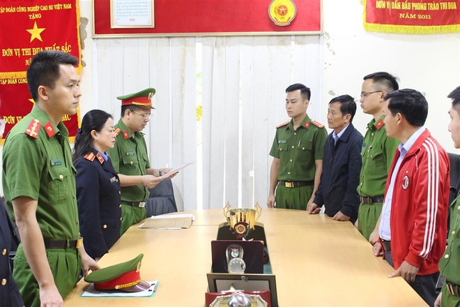 Cơ quan Cảnh sát điều tra Công an tỉnh Sơn La thi hành khởi tố vụ án, khởi tố bị can đối với Trương Minh Tuấn (áo đen bên phải) _ Ảnh: BCA