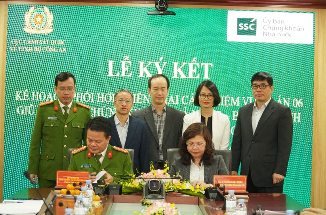 Chủ tịch UBCKNN Vũ Thị Chân Phương và Đại tá Vũ Văn Tấn, ký Kế hoạch phối hợp triển khai Đề án 06 giữa hai đơn vị.