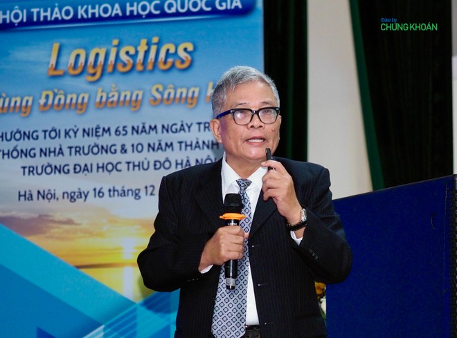GS TS Đặng Đình Đào trình bày tham luận tại Hội thảo sáng 16/12 (Ảnh: M.Minh)