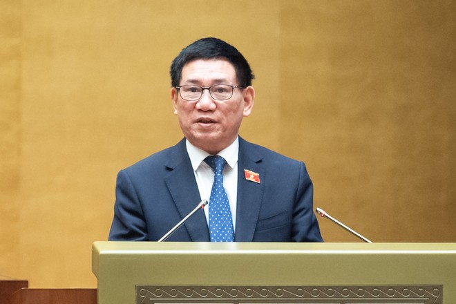 Bộ trưởng Bộ Tài chính Hồ Đức Phớc trình bày dự thảo Nghị quyết sáng 16/1 (Ảnh: quochoi.vn)