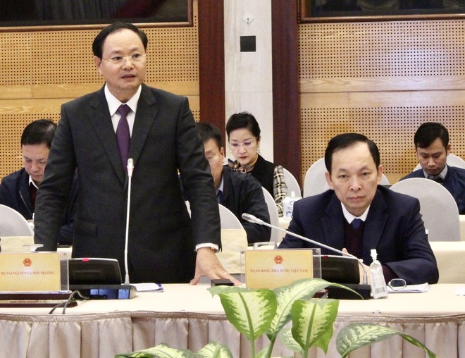 Thứ trưởng Lê Minh Ngân (trái) thông tin về quá trình triển khai Luật Đất đai (sửa đổi) tại họp báo Chính phủ chiều 01/2 (Ảnh: M.Minh)