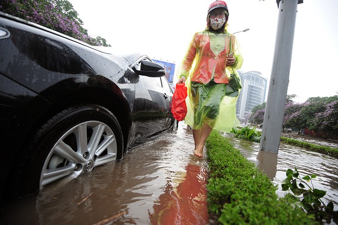 Nhiều xe ô tô “đuối nước” sau cơn mưa lớn tại Hà Nội