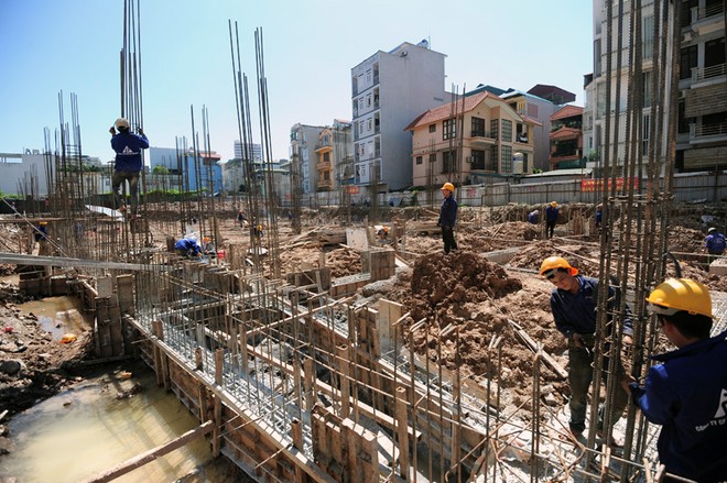 Công nhân thi công trong nắng nóng tại công trường các dự án bất động sản Hà Nội