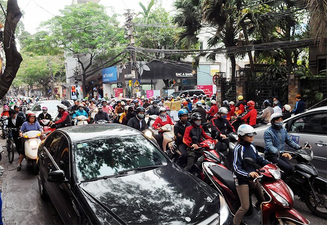 Các phương tiện giao thông ùn tắc trên đường Thụy Khuê, Nguyễn Đình Thi sáng nay