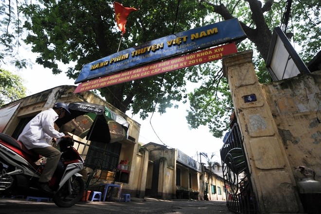 Cổng vào khu đất của Hãng phim truyện Việt Nam nằm trên đường Thụy Khuê
