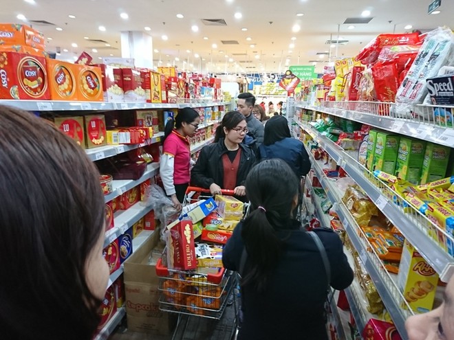 Vã mồ hôi mua sắm trong siêu thị ngày cận Tết