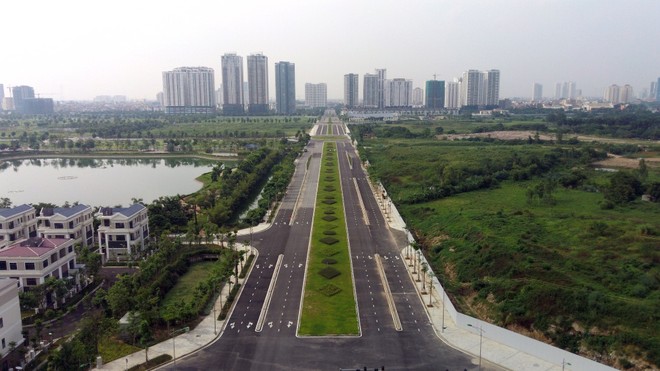 Hà Nội: Tuyến đường 8 làn xe nối 3 quận đã hoàn thiện nhưng vẫn bị rào