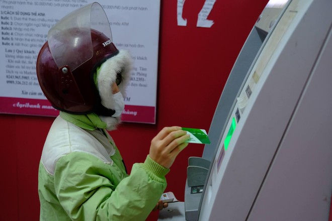 Số lượng ATM sụt giảm, thanh toán qua QR code tăng đột biến