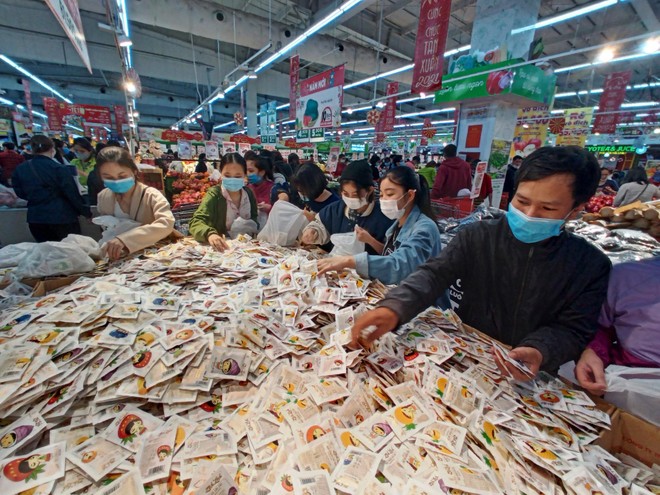 Người dân đổ vào siêu thị sắm Tết