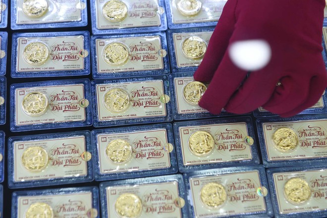 Giá vàng hôm nay ngày 14/4: Vàng SJC vẫn "đủng đỉnh" nhìn vàng thế giới tăng vọt