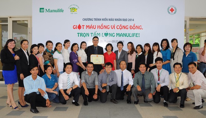 Nhân viên và đại lý Manulife Việt Nam tham gia chương trình hiến máu nhân đạo 
