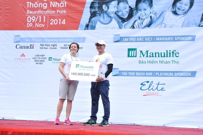 Manulife Việt Nam đóng góp 160 triệu đồng hỗ trợ trẻ em nghèo