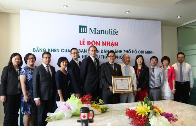 Manulife Việt Nam nhận bằng khen của UBND TP. HCM