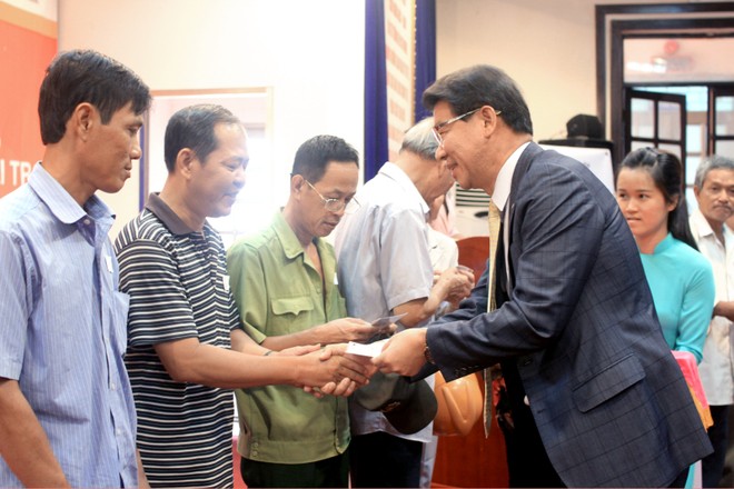 Hanwha Life Việt Nam trao tặng hơn 6.897 thẻ bảo hiểm y tế cho người nghèo