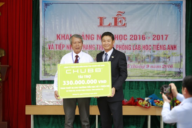 Chubb Life Việt Nam trao tặng thiết bị dạy và học cho 4 trường tiểu học