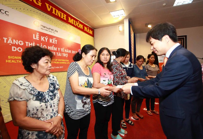 Năm 2017, Hanwha Life Việt Nam sẽ tặng hơn 9.500 thẻ bảo hiểm cho người nghèo
