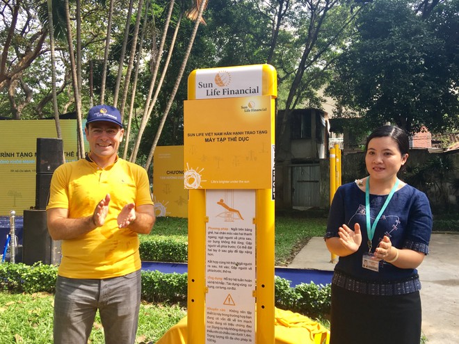 Sun Life Việt Nam tặng máy tập thể dục cho Công viên Tao Đàn, TP. HCM