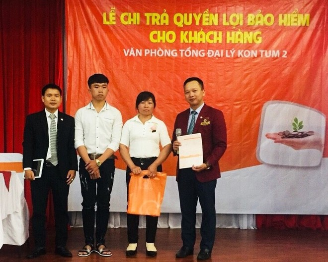 Hanwha Life Việt Nam chi trả quyền lợi bảo hiểm 250 triệu đồng cho khách hàng ở Kon Tum