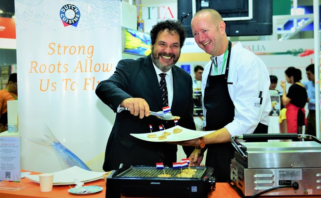 Siêu đầu bếp Michelin Michel Louws (phải) sẽ  trình diễn nấu ăn ở Holland Pavilllion tại Vietnam Foodexpo 2018