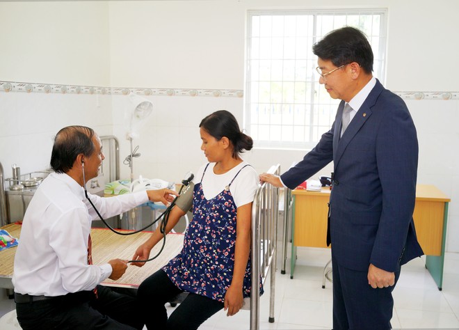 Hanwha Life Việt Nam trao tặng trung tâm y tế cho tỉnh Trà Vinh