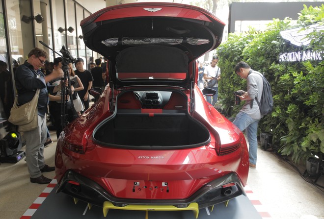 Aston Martin ra mắt hai dòng xe DB11 và New Vantage tại Việt Nam