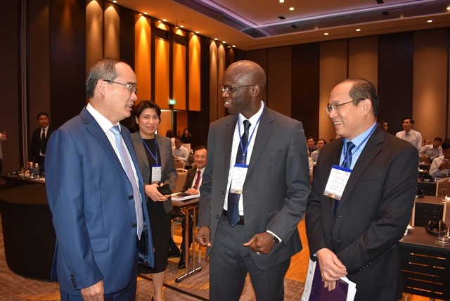 Lãnh đạo TP HCM gặp gỡ các chuyên gia kinh tế tại một hội thảo quốc tế
