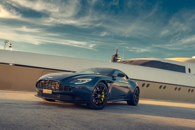 Aston Martin bắt đầu nhận đơn đặt hàng cho dòng siêu xe thể thao DB11 AMR tại Việt Nam