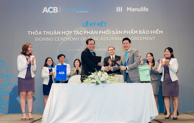 Manulife Việt Nam hợp tác phân phối bảo hiểm qua ngân hàng với ACB