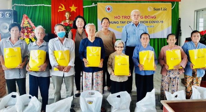 Sun Life Việt Nam trao quà cho  2.000 hộ  gia đình bị ảnh hưởng bởi Covid-19