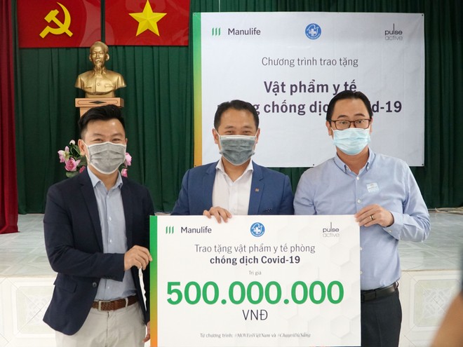 Ông Phan Minh Hoàng (trái), Phó chủ tịch VYPA đại diện nhận bảng trao tặng 500 trăm triệu đồng từ đại diện Manulife Việt Nam - ông Chun Nam Ng (giữa) và Pulse Active - ông Bady Phạm