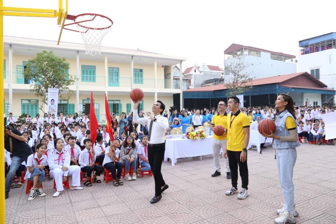 Sun Life đã triển khai lắp đặt hơn 100 trụ bóng rổ cho 51 trường học trên cả nước