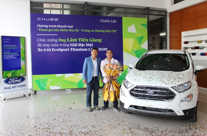Phó Tổng giám đốc Chubb Life Việt Nam - Ông Bùi Thanh Hiệp (bên trái) đã chúc mừng và trao Giải đặc biệt đến khách hàng Lâm Tiến Giang.