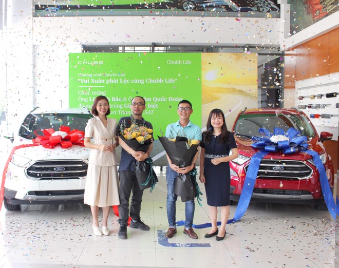 Phó tổng giám đốc Chubb Life Việt Nam Dương Thúy Hồng (ngoài cùng bên phải) đã chúc mừng và trao 2 Giải Đặc biệt cho 2 khách hàng may mắn trúng thưởng.