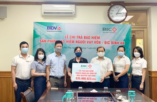 BIC trao hơn 635 triệu đồng tiền bảo hiểm cho khách hàng tại Phú Thọ
