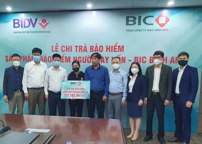 BIC trao hơn 750 triệu đồng quyền lợi bảo hiểm cho khách hàng vay vốn tại Nghệ An