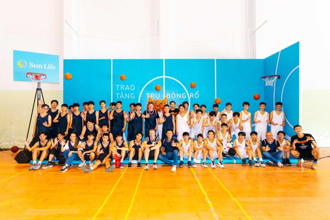 Sun Life trao tặng 100 trụ bóng rổ và 500 quả bóng cho 50 trường học trên cả nước 