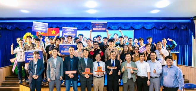 Hanwha Life Việt Nam đồng hành cuộc thi điều khiển Robot CoPlay with UIT 2023
