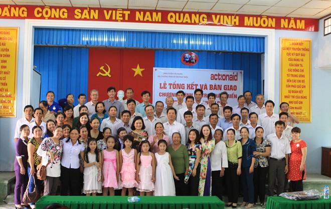 Các đại biểu tại lễ tổng kết và bàn giao Chương trình Hỗ trợ Phát triển huyện Cầu Ngang
