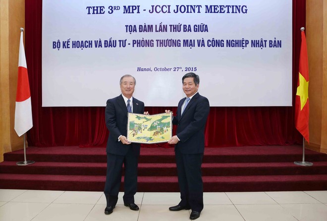Ông Kobayashi Yoichi, Chủ tịch Ủy ban Kinh tế Mekong Nhật Bản tặng quà lưu niệm Bộ trưởng Bùi Quang Vinh