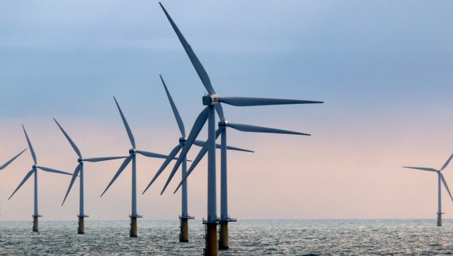 Cánh đồng gió ngoài khơi (offshore wind farm) dự kiến sẽ được đầu tư xây dựng ngoài khơi cách bờ biển Bình Thuận (mũi Kê Gà) khoảng 20km tới 50km, nơi có tốc độ gió bình quân 9,5m/s (ảnh minh họa)
