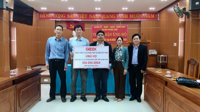Đại diện GELEX trao số tiền ủng hộ đồng bào lũ lụt, sạt lở huyện Phước Sơn, tỉnh Quảng Nam